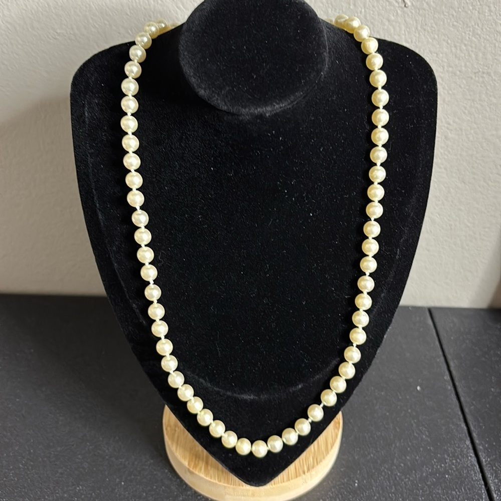 SC Signed Pearl Classy Classic Screw Closure Necklace